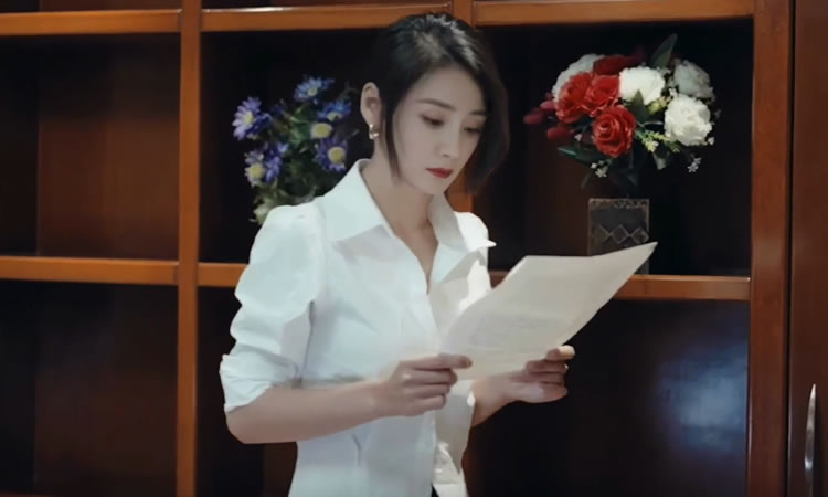 杨幂-坚强自信的女强人,在七夕节被男朋友提分手,于是找助理释放肉欲